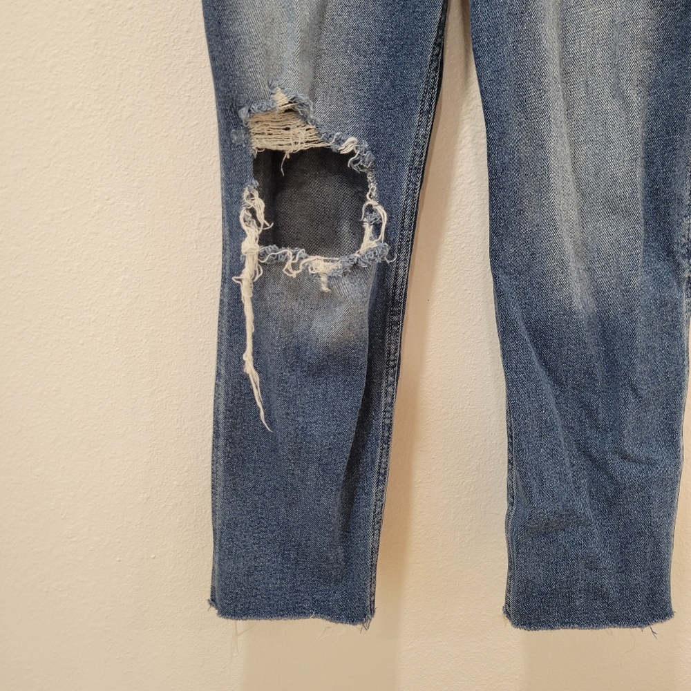 Hollister Ultra High Rise Mom Jeans Distressed Raw Hem Size 3S W26 L25 - Picture 2 of 4